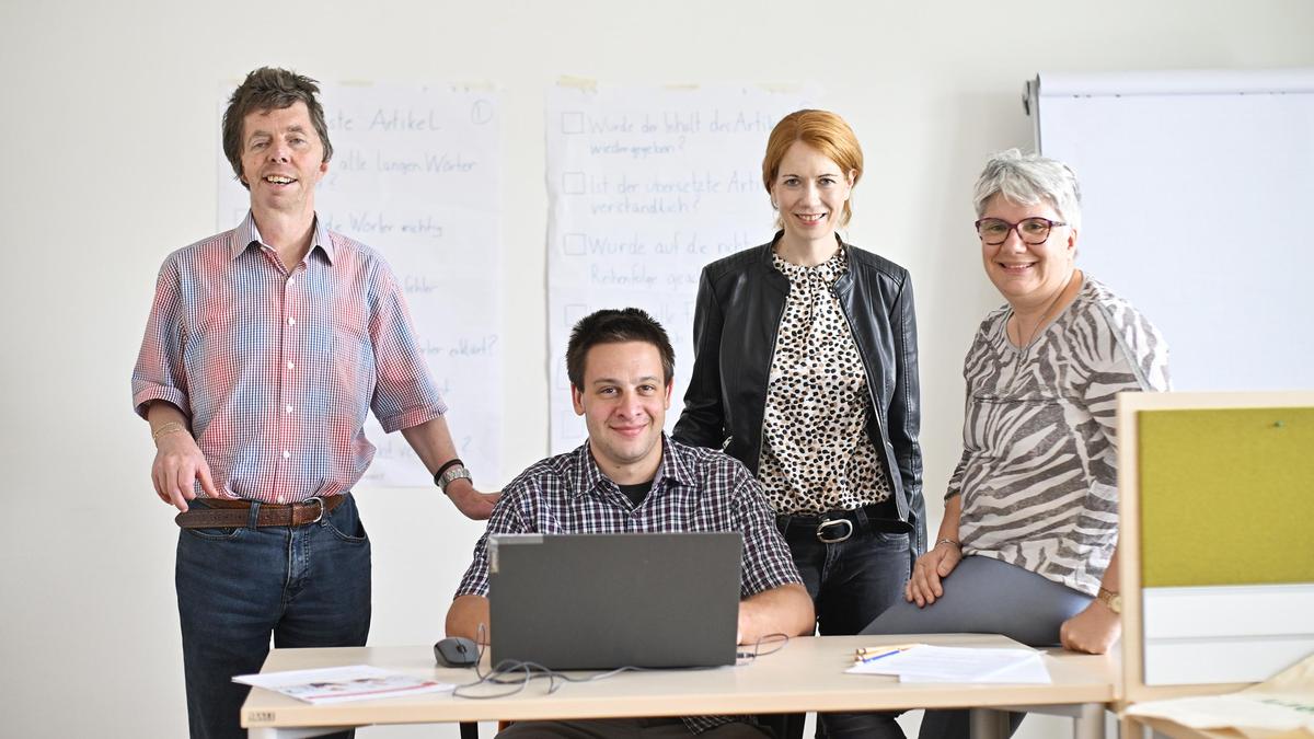 Armin Lorbek, Oliver Kascelan, Susanne Ebner (Land Kärnten) und Martina Sattler übersetzen die Texte für das Land - so, dass sie für jeden verständlich sind