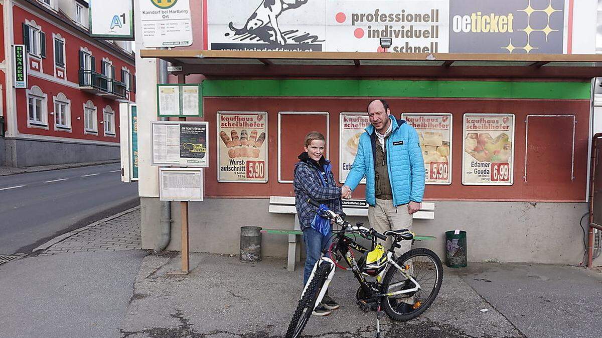 Bürgermeister Thomas Teubl bedankte sicht bei Michael Hirt für seinen Brief und plant in der Nähe der Bushaltestelle einen Fahrradparkplatz zu errichten 