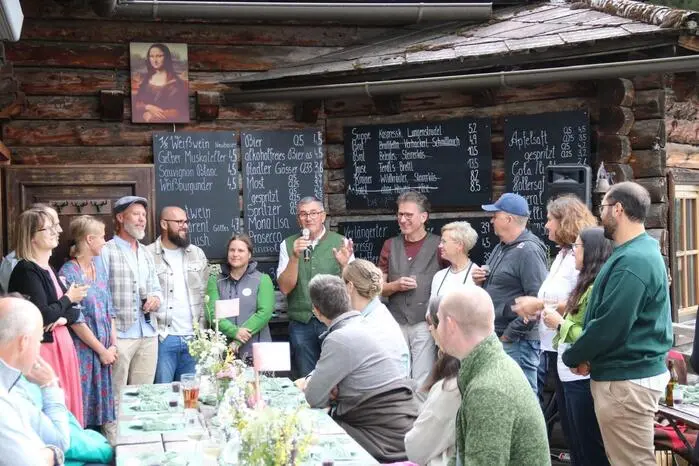 Auf 1053 Metern Höhe genossen die Gäste ein fünfgängiges Bio-Menü, das von den teilnehmenden Bio-Betrieben gemeinsam mit den Gastgebern Conny und Alfred Aigner zubereitet wurde.