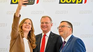 OÖ-Landeshauptmann Thomas Stelzer (M.) mit den beiden Erstgereihten auf der ÖVP-Landesliste, Claudia Plakolm und August Wöginger.