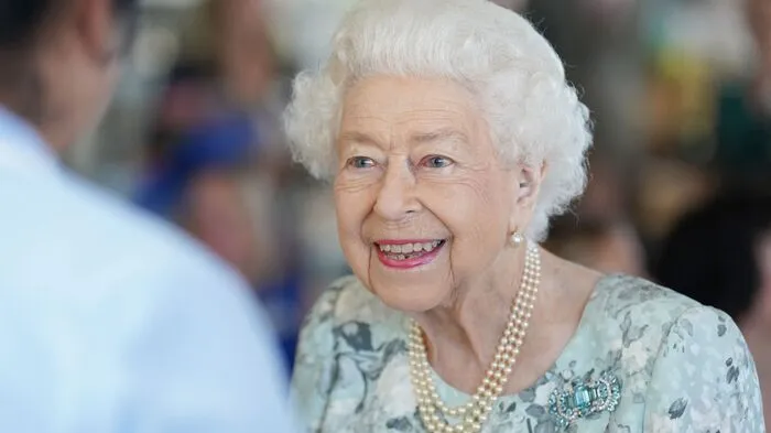 Bunte Anzüge, farblich abgestimmte Hüte - in der Menge war Königin Elizabeth II. unübersehbar. In ihren 70 Jahren am Thron entwickelte sie einen Stil, der für immer unverkennbar mit der längstregierenden Monarchin verbunden sein wird.