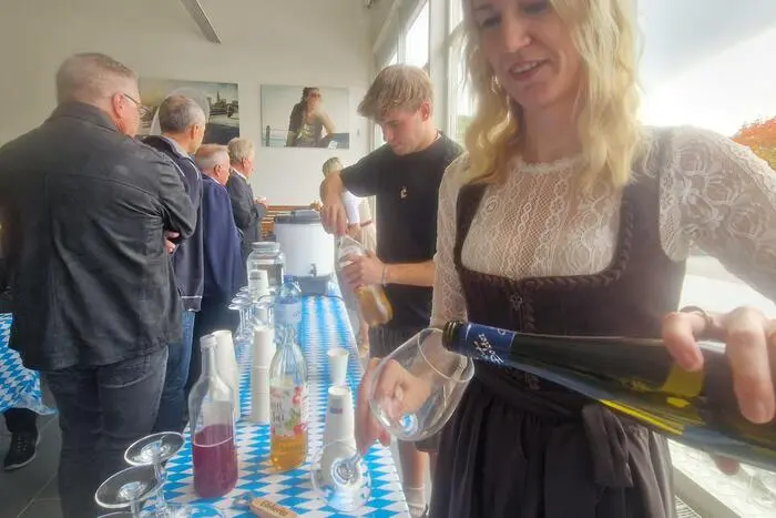 Bei Weißwurst, Sturm und vielen weiteren kulinarischen Genüssen sowie Musik von „The Easy Way“ (Roman Baier und Sabine Propst) wurden die Besucher und Besucherinnen bestens unterhalten.
