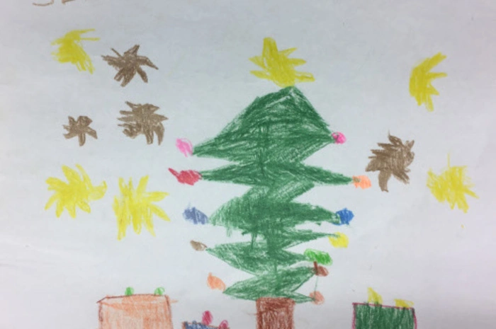 Sebastian Eisl kann es kaum noch erwarten, bis das Christkind kommt. Für unseren Adventkalender hat der Fünfjährige einen Christbaum mit vielen bunten Kugeln gezeichnet, unter dem bereits erste Geschenke liegen.