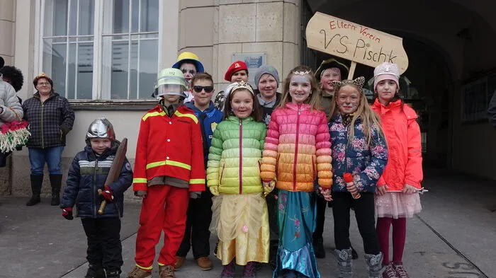 Die Schüler der Volksschule Pischk haben sich für den Sturm auf das Rathaus fertig gemacht.