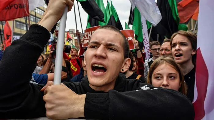 Die russische Menschenrechtsorganisation OWD-Info bezifferte die Zahl der Festnahmen auf mehr als ein Dutzend.