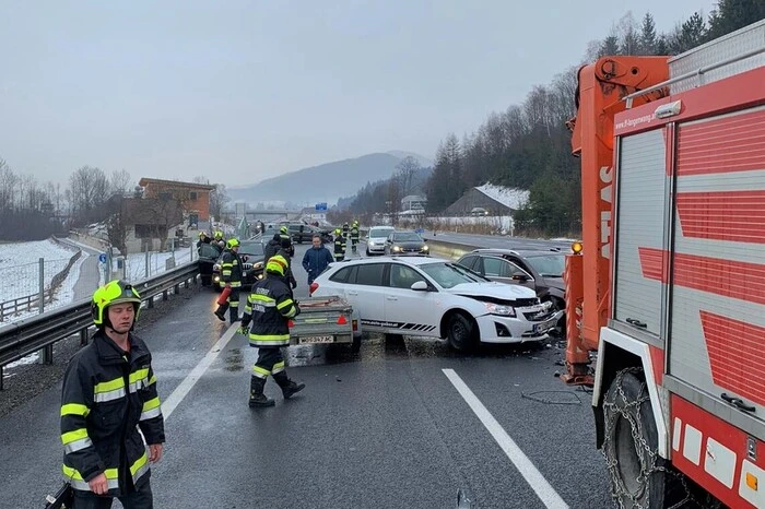 Um 10.16 Uhr wurde die Freiwillige Mürzzuschlag ebenfalls auf die S6 in diesem Bereich gerufen. Ein weiterer Unfall mit 9 Fahrzeugen war hier der Einsatzgrund.