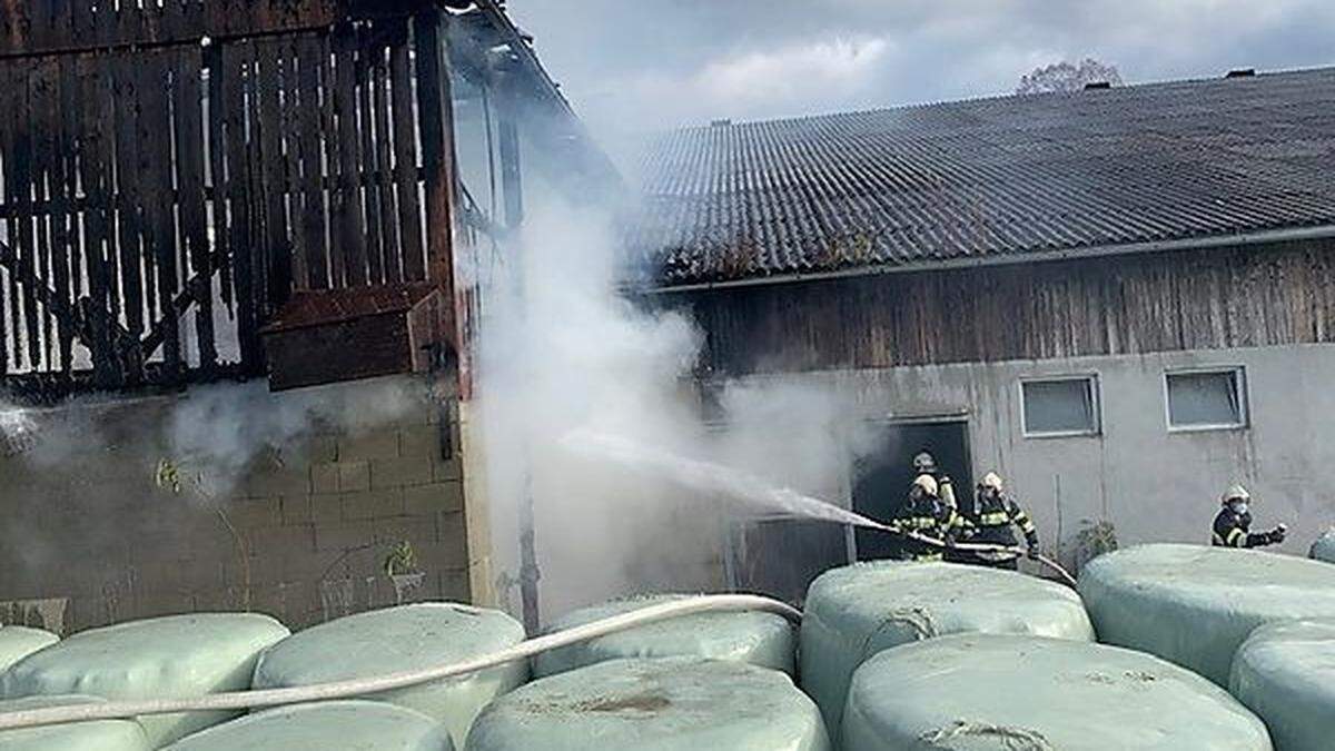 Fünf Feuerwehren sind beim Brand in Piberegg im Löscheinsatz