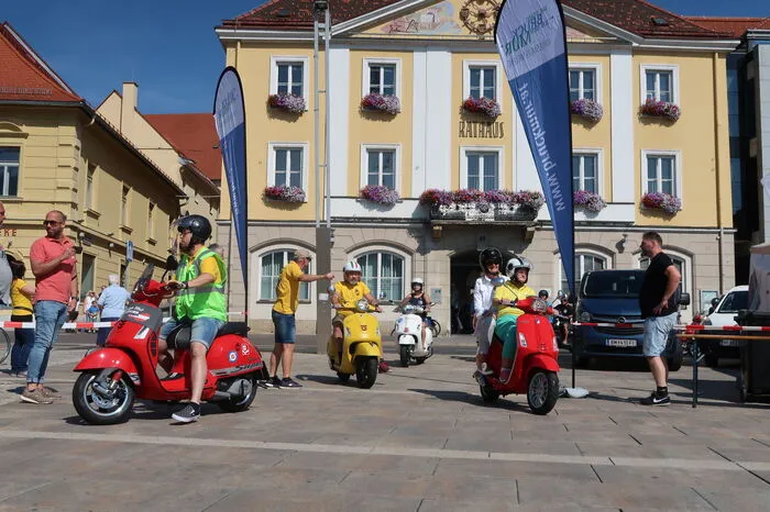 Rund 500 Vespa in allen erdenklichen Farben fanden Platz am Hauptplatz.