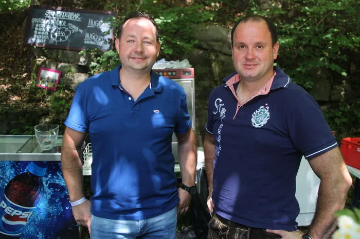 Familie, Freunde und freiwillige Helfer unterstützten die sechs Vulkanland Winzerinnen beim Ausschenken, damit diese sich auf ihre Gäste konzentrieren konnten. 