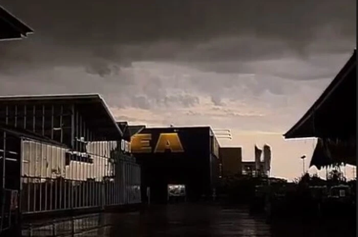 Beim Parkplatz bei Ikea konnte der Boden das Wasser nicht schnell genug aufnehmen - ein Screenshot aus eniem Video, das uns Laila Elsh via Instagram geschickt hat.