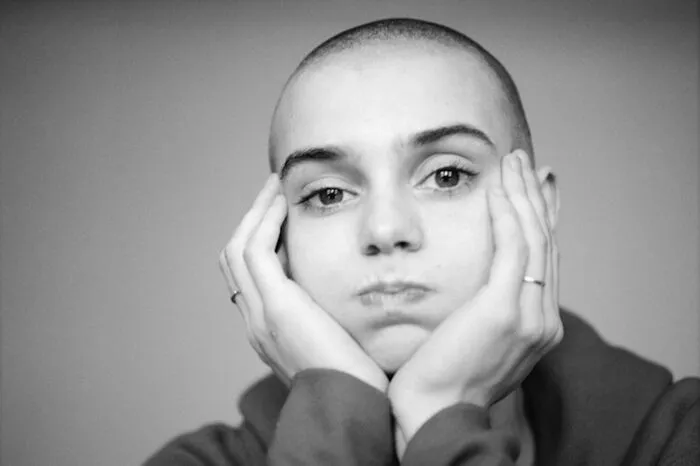Mit ihren abrasierten Haaren setzte Sinéad O'Connor ein feministisches Statement. Sie schnitt sich die Haare ab aus Protest gegen das patriarchale System. Ihre Plattenfirma etwa hätte gewollt, dass sie kurze Röcke und Make-up trage und "hübsch" sei. Sie wollte jedoch nicht hübsch sein, denn das wäre "gefährlich" gewesen. Als hübsche Frau sei sie überall, wo sie hinkam, belästigt worden.