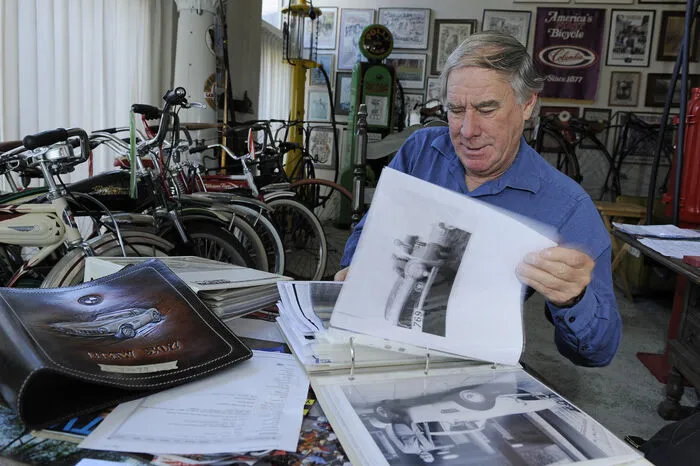 Aber bis dahin war es ein sehr, sehr weiter Weg: Der Wagen galt fast 50 Jahre lang als verschollen, bis ihn die US-amerikanischen Journalistin Jackie Jouret schließlich in der Sammlung des Raumfahrt-Ingenieurs Jack Castor (Bild) wiederfand.