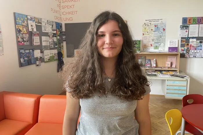 Ich fand es cool, dass wir auf Englisch kommuniziert haben, man musste einfach Englisch reden und alle waren so nett und höflich. Es hat sich einfach nicht real angefühlt die Sehenswürdigkeiten zu sehen. Es war ein wirklich tolles Gefühl, weil es sich in London nicht so angefühlt hat, als wären wir eine Klasse, sondern fast wie eine Familie. Hätte mir jemand vor einem Jahr gesagt, dass wir nach London fliegen, hätte ich das nie geglaubt.