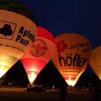 Zehn Heißluftballone sorgten bei der „Nacht der Ballone“ in Puch bei Weiz für eine spektakuläre Show