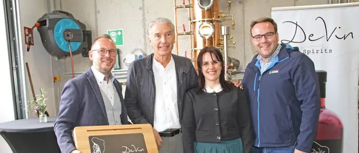 Vertreter der Stadtgemeinde Fehring gratulierten Lisa Bauer zum Jubiläum mit einem besonderen Geschenk: einem Schemel