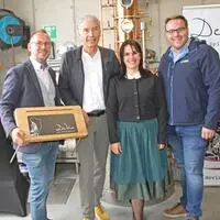 Vertreter der Stadtgemeinde Fehring gratulierten Lisa Bauer zum Jubiläum mit einem besonderen Geschenk: einem Schemel