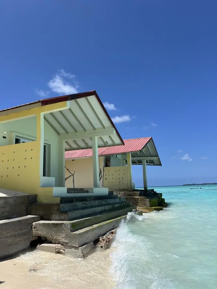 Die Malediven sind durch den Klimawandel stark existenziell bedroht. Der Meeresspiegel steigt und Experten gehen davon aus, dass 80 Prozent des Landes 2050 nicht mehr bewohnbar sein werden.