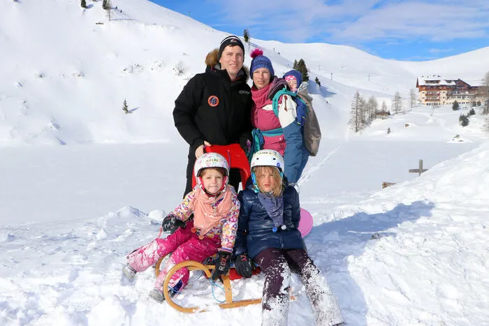Extra aus Klagenfurt ist die Familie Karrer zum ersten Mal mit den Schlitten auf den Falkert angereist. Am Foto von Links sitzened: Heidi (4 Jahre) und Linda (7 Jahre). Dahinter von Links: Stefan Karrer (Angestellter) Melanie Karrer (Angestellte) mit Lilia (8 Monate).