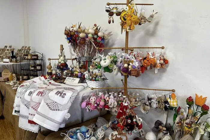 Zahlreiche Besucher bewunderten die handwerklich wunderschönen Kostbarkeiten, liebevoll gestalteten Geschenkartikel und dekorativen Eier.