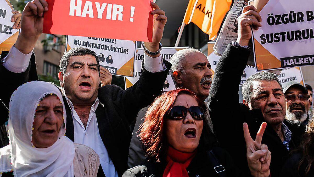 Dutzende Demonstranten halten in Istanbul eine &quot;Wache für die Medienfreiheit&quot;