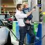 Zu sehen ist Vater mit einem Kind, der an einer Tankstelle ein Erdgasfahrzeug betankt | Das Tankstellennetz im Erdgasbereich wird ausgedünnt