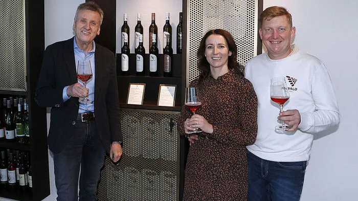 Das Winzer-Ehepaar Ursula und Wolfgang Kowald mit Bürgermeister Herbert Spirk (links) bei der VINO.TAKE-Eröffnungsfeier in Bad Loipersdorf.