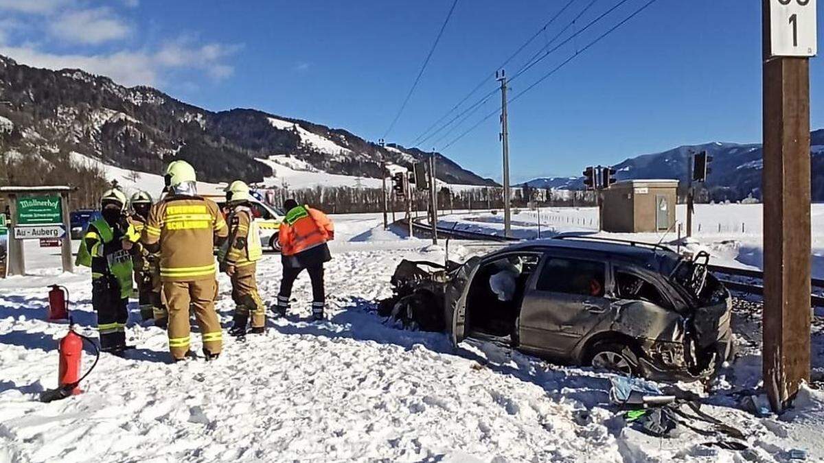 Das Auto wurde bei dem Zusammenstoß total beschädigt