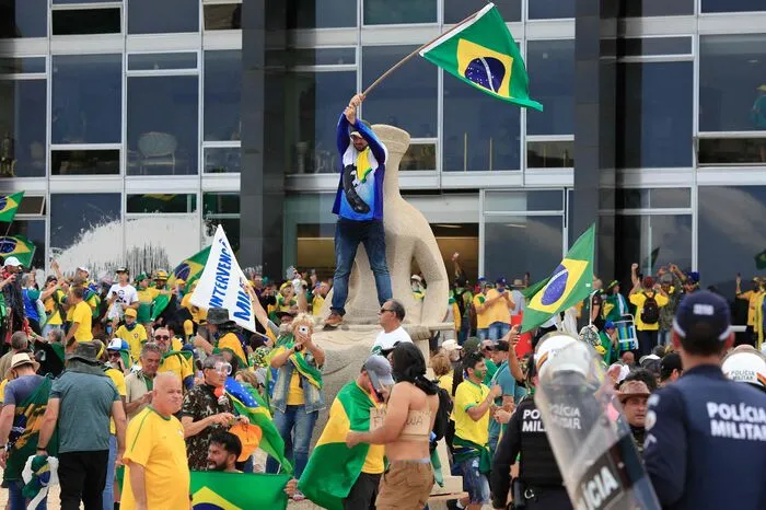 Bald standen sie auf dem Dach des Kongresses und schwenkten brasilianische Nationalflaggen. Kurz darauf drangen sie auch in den Obersten Gerichtshof und den Regierungssitz ein.