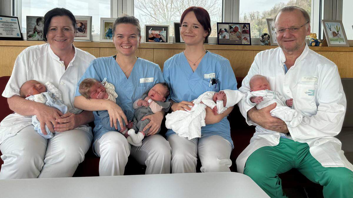 Die Hebammen Marlies Gobold, Chiara Fritsch und Sarah Schubert mit Primar Maurus Demmel