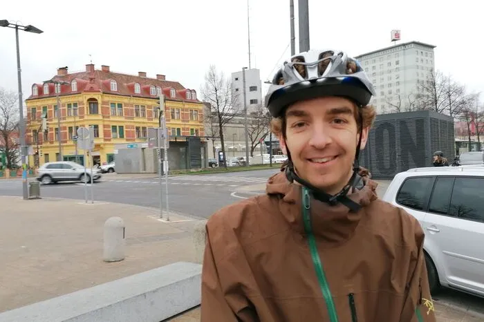 Jörg Mathé (37) Ingenieur: Wir haben ein Zweijähriges zu Hause. Besuche bei den Großeltern wurden abgesagt, außerdem haben wir Kontakte mit anderen Familien mit Kindern ganz eingestellt. Von meiner Firma kam die Direktive, von zu Hause zu arbeiten. Ich habe nur Angst, dass mir dann irgendwann die Decke auf den Kopf fällt.