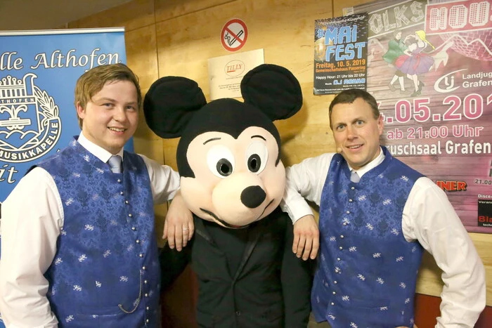 „Heute präsentieren wir erstmals unsere neuen Trachten auf der Bühne", sagten Obmann Christian Taferner (rechts) und Kapellmeister Armin Korak (links) unisono.