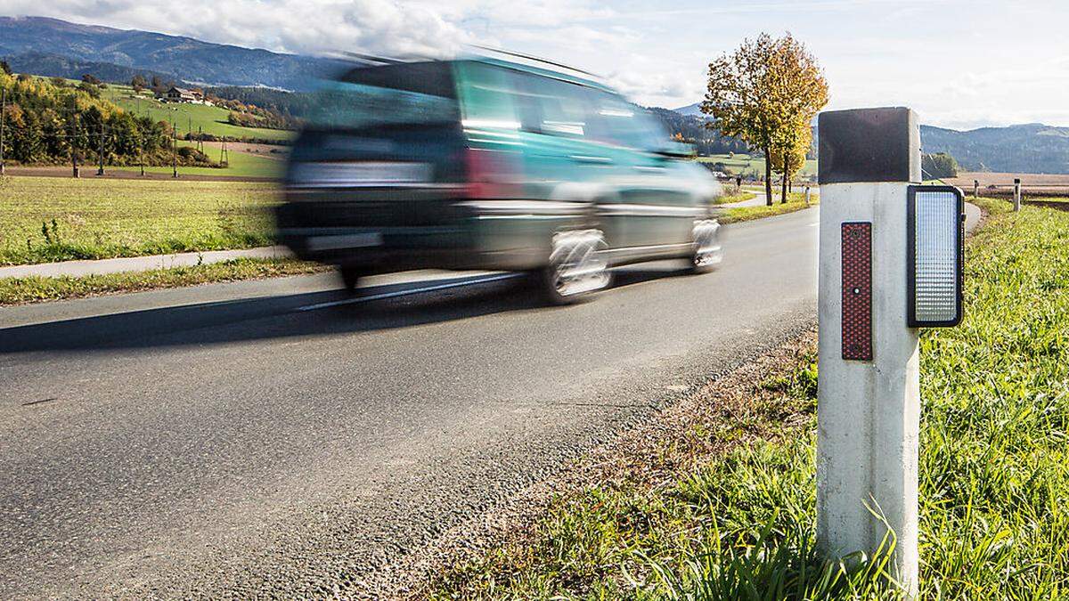 An 15 Straßenabschnitten sind im Bezirk Reflektoren angebracht, um den Wildwechsel zu reduzieren 