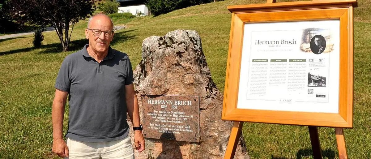 Rainer Hilbrand vom Kernteam der Erneuerung vor einer Staffelei über Schriftsteller Hermann Broch an einem beeindruckenden Aussichtsplatz mit Blick auf den Altausseer See