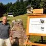 Rainer Hilbrand vom Kernteam der Erneuerung vor einer Staffelei über Schriftsteller Hermann Broch an einem beeindruckenden Aussichtsplatz mit Blick auf den Altausseer See