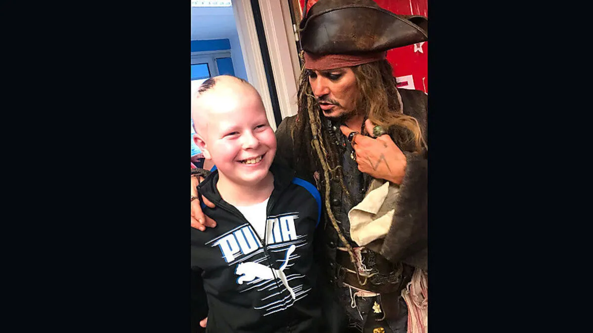Johnny Depp mit einem kleinen Patienten