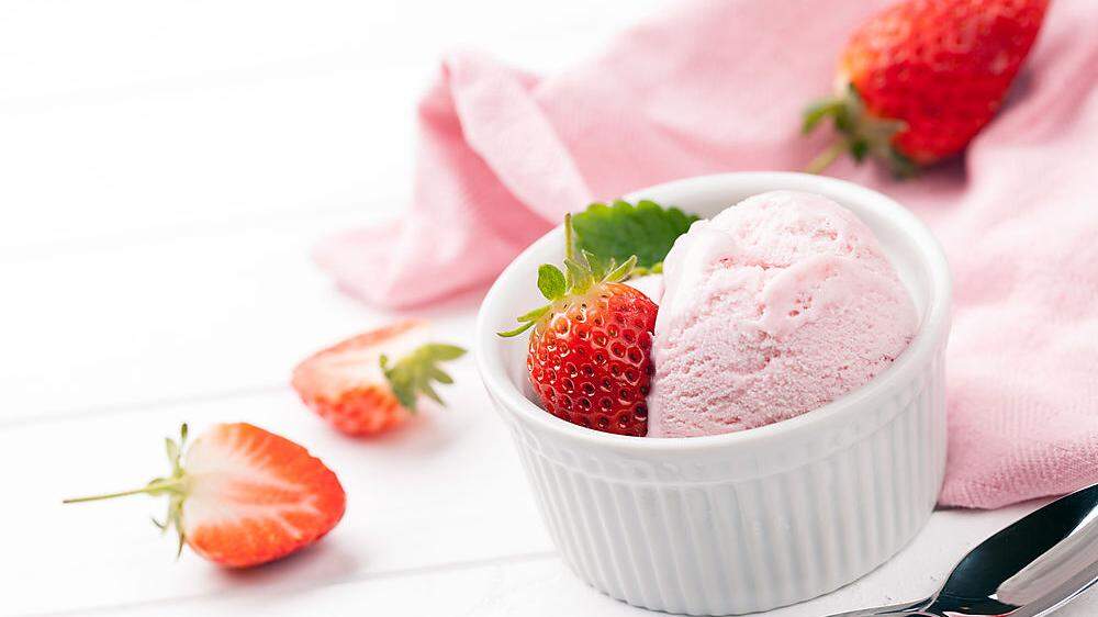 Köstlich: Erdbeer-Sauerrahm-Blitzeis