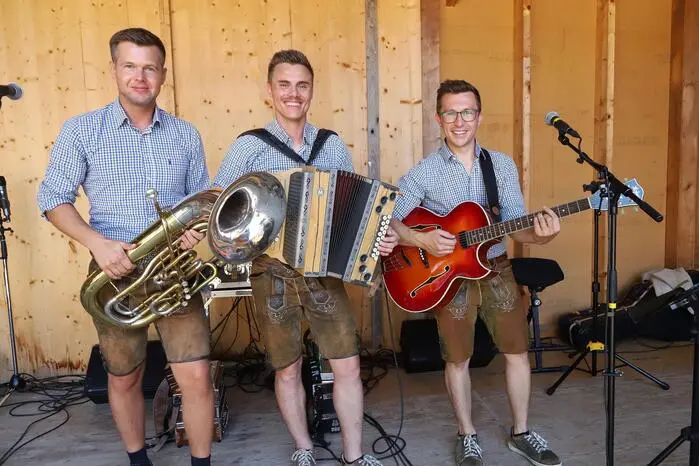 Die „Zenz Buam“ aus Latschach mit Daniel Reinsperger (Tuba), Florian Wieltitsch (Steirische Harmonika) und Mathias Trojer (Gitarre) sorgten am Sonntag für die musikalische Unterhaltung und Stimmung.