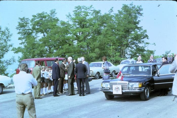 Die Ankunft des Präsidenten auf dem Parkplatz vor der Brücke