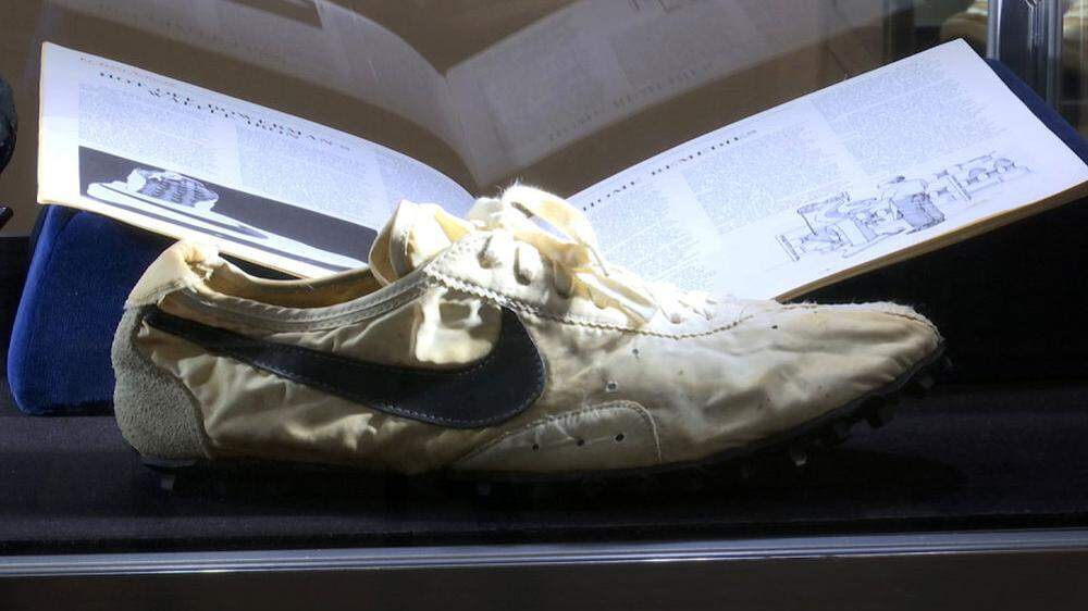 Eine wertvolle Rarität: Handgefertiger Nike-Sneaker aus 1972, der nur rund 100-mal gefertigt wurde, bei einer Auktion von Sotheby's in New York.