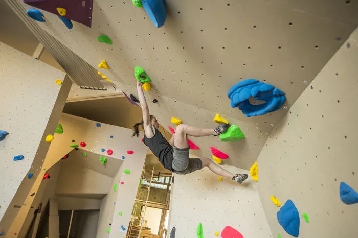 Hoch hinaus: Man muss kein wagemutiger Eiskletterer sein, um im Winter zu bouldern. Für Anfänger und Profis gibt es zahlreiche Kletterhallen, wie das neue Boulderama in Klagenfurt mit einer Kletterfläche von 1001 Quadratmetern und 150 BoulderProblemen.