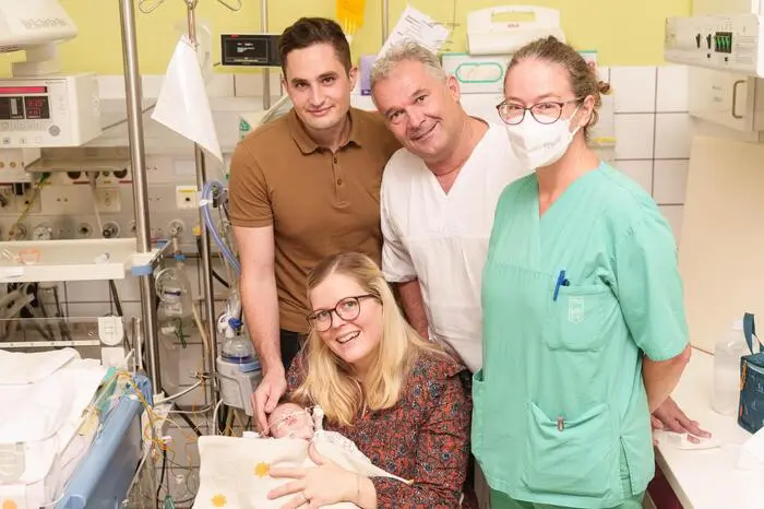 So klein und so viel durchgemacht: Emilia mit ihren Eltern Stefanie Wunsch und Christopher Schaller sowie Chirurg Holger Till und Intensivmedizinerin Larissa Krenn