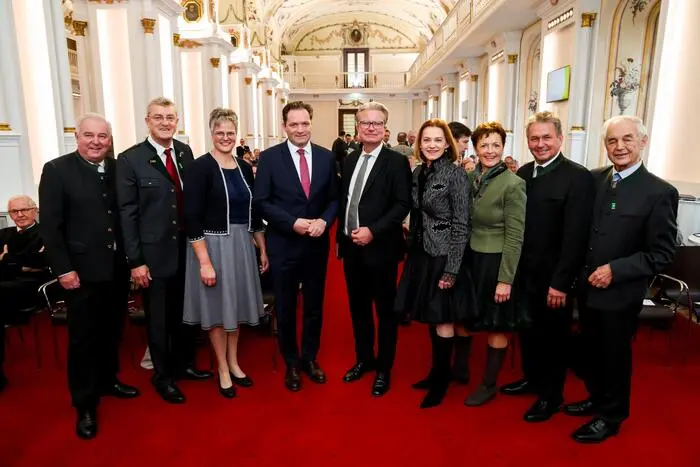 ÖVP und Bauernbundgranden: Alt-LH Hermann Schützenhöfer, Bauernbunddirektor Franz Tonner, Landesbäuerin Viktoria Brandner, Landwirtschaftsminister Norbert Totschnig, LH Christopher Drexler, Landesrätin Simone Schmiedtbauer, Bauernbundobmann-Stellvertreterin Maria Pein, Bauernbundobmann Franz Titschenbacher, Vizekanzler a. D. Josef Riegler