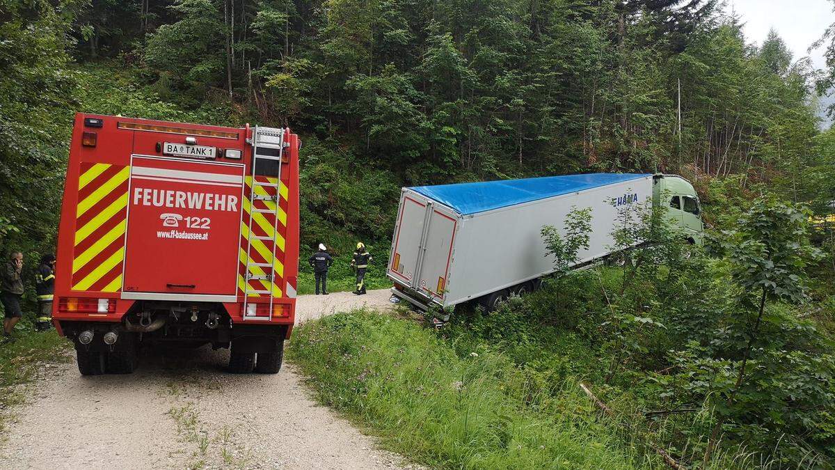 Absturzgefahr: Die Feuerwehr sicherte den voll beladenen Sattelaufhänger