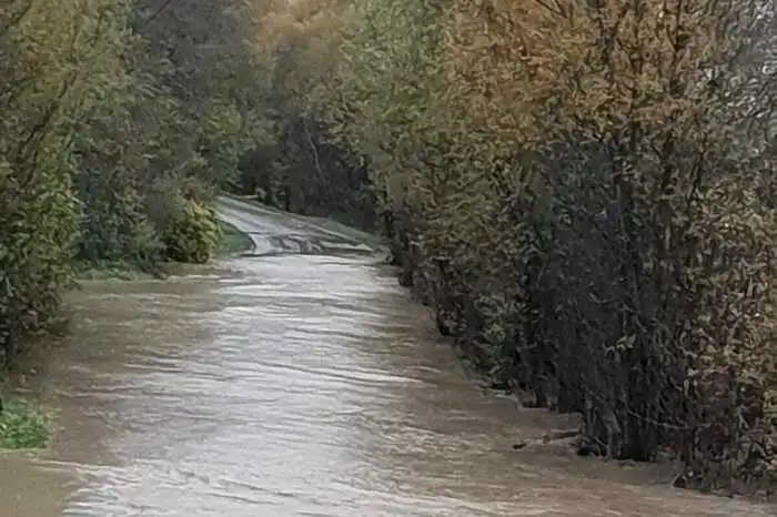 Die Verbindung zwischen der Deponiebrücke und der alten Amlacher Brücke, die seit Monaten schon gesperrt ist, ist komplett überflutet.