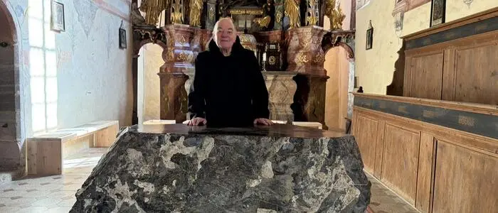 Pater Othmar Stary (88) mit dem neuen Altar. Es war seine Idee, den Felsblock aus dem Steinbruch Preg sprengen zu lassen