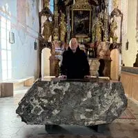 Pater Othmar Stary (88) mit dem neuen Altar. Es war seine Idee, den Felsblock aus dem Steinbruch Preg sprengen zu lassen