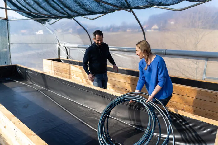 Nährstoffhaltige Wasser gelangt von den Welsbecken ins Gewächshaus, wird dort wiederverwertet und versorgt die Gemüse- und Kräuterpflanzen mit allen essentiellen Stoffen, die sie zum wachsen und gedeihen benötigen.