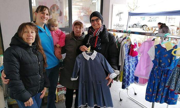 Sabine Gaber (rechts) half mit dem Verkaufserlös selbst geschneiderter Kinderkleidung