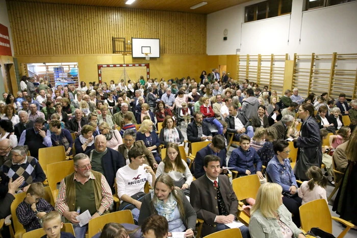 Obmann Adolf Schrittesser konnte unter den 600 Besuchern unter anderen „Hausherrn“ Bürgermeister Anton Engl-Wurzer, Musikschuldirektor Johann Burgstaller, Schulleiterin Rosemarie Bodner, Bezirks-Kapellmeisterstellvertreter Walter Sonnberger, Provisor Bernard Grabowski sowie die Unternehmer Birgit Schoas und Peter Steger willkommen heißen. 