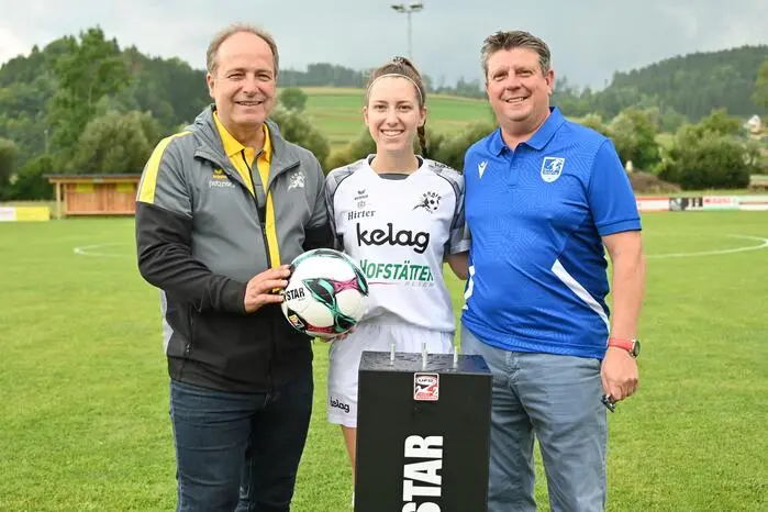 Die Bürgermeister Günter Kernle (Guttaring) und Harald Jannach (Kraig und Obmann des SV Hirter Kraig) freuen sich über den Sieg. Wir sind für den Damenfußball und wollen ihn auch unterstützen. 